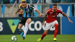 Lomba é expulso, Grêmio domina Inter e faz 2 a 0 em último Gre-Nal do ano